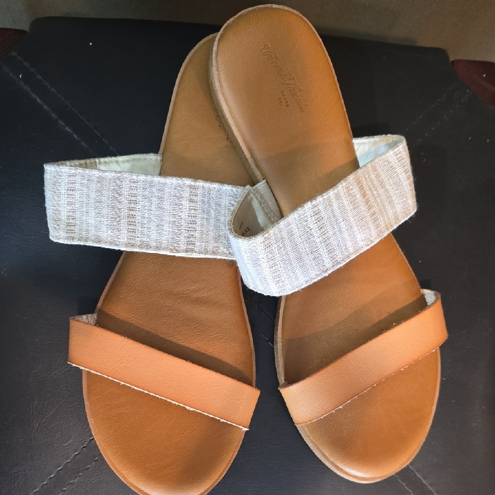 Universal Thread Tan and Cream Slide Sandals